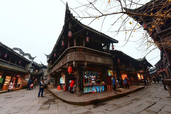 革命前辈的爱情，新婚之夜聊手榴弹，窗外战友吐槽：还开大会呢？